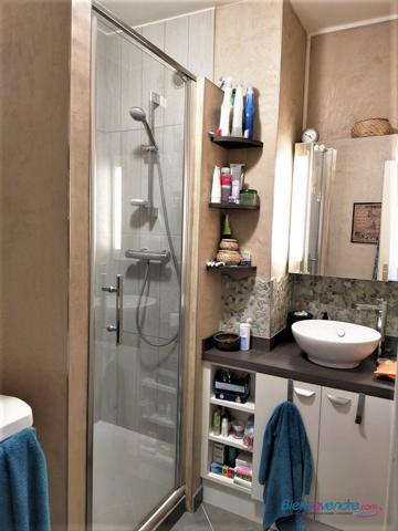 Bel appartement lumineux et possédant un grand balcon dans un secteur très recherché