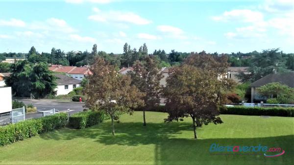 Bel appartement lumineux et possédant un grand balcon dans un secteur très recherché