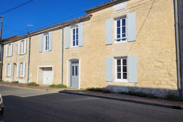 Luçon (85400) Maison de ville rénovée avec 5 chambres et garage.