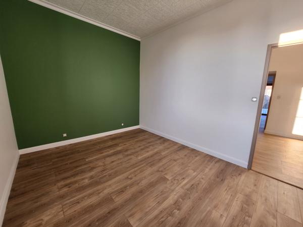 Luçon (85400) Maison de ville rénovée avec 5 chambres et garage.