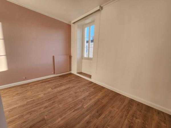 Luçon (85400) Maison de ville rénovée avec 5 chambres et garage.