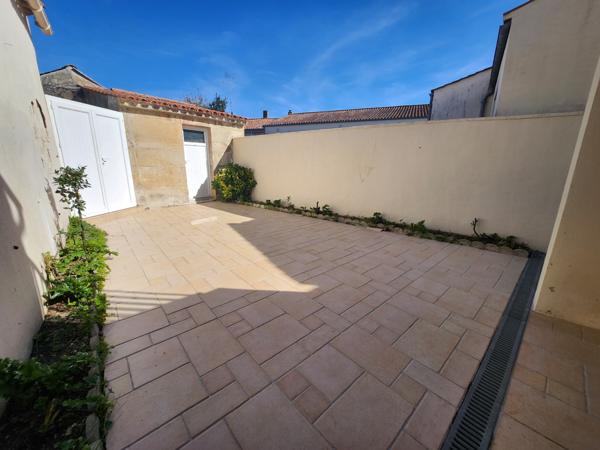 Luçon (85400) Maison de ville rénovée avec 5 chambres et garage.