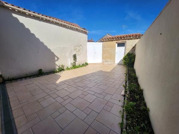 Luçon (85400) Maison de ville rénovée avec 5 chambres et garage.