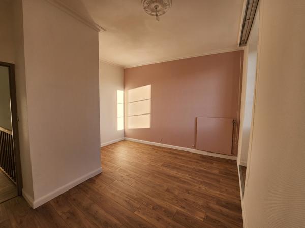 Luçon (85400) Maison de ville rénovée avec 5 chambres et garage.