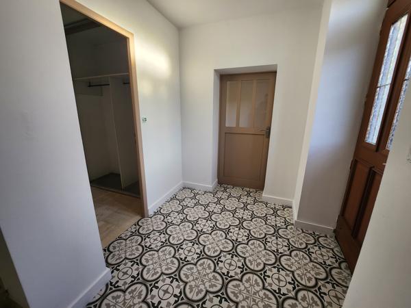 Luçon (85400) Maison de ville rénovée avec 5 chambres et garage.