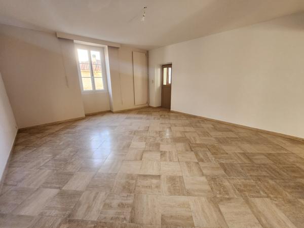 Luçon (85400) Maison de ville rénovée avec 5 chambres et garage.