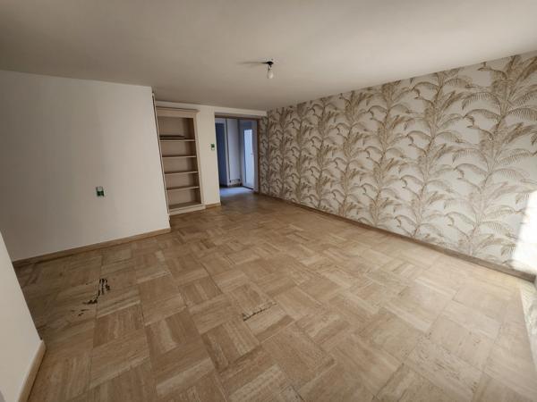 Luçon (85400) Maison de ville rénovée avec 5 chambres et garage.