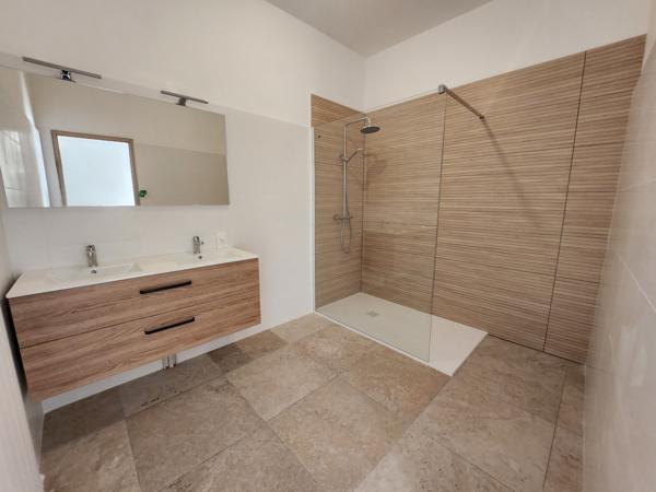 Luçon (85400) Maison de ville rénovée avec 5 chambres et garage.