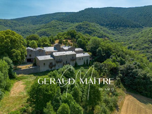 Hameau de 17 maisons sur un terrain de 35 Ha avec source et rivière