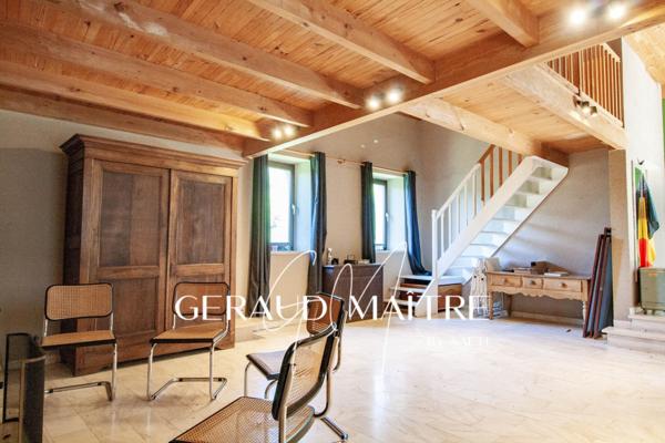 Hameau de 17 maisons sur un terrain de 35 Ha avec source et rivière