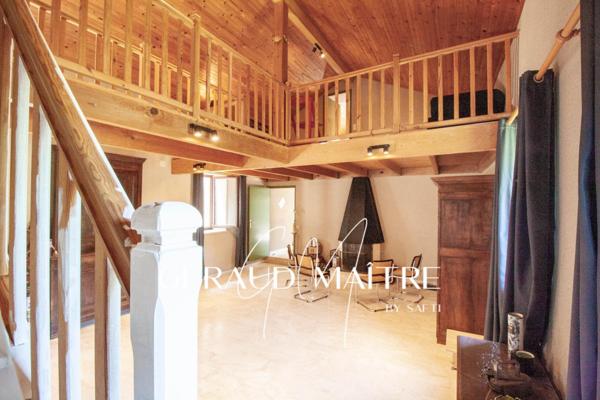 Hameau de 17 maisons sur un terrain de 35 Ha avec source et rivière