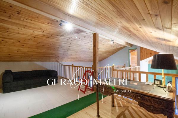 Hameau de 17 maisons sur un terrain de 35 Ha avec source et rivière