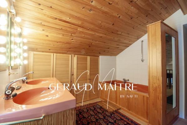 Hameau de 17 maisons sur un terrain de 35 Ha avec source et rivière