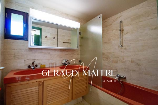 Hameau de 17 maisons sur un terrain de 35 Ha avec source et rivière