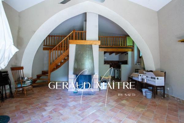 Hameau de 17 maisons sur un terrain de 35 Ha avec source et rivière