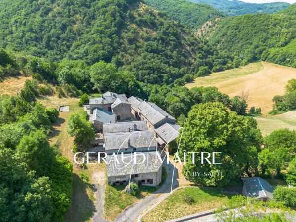 Hameau de 17 maisons sur un terrain de 35 Ha avec source et rivière