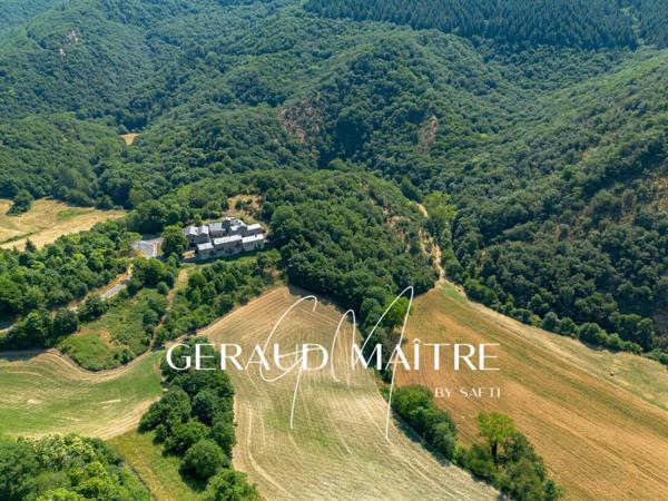 Hameau de 17 maisons sur un terrain de 35 Ha avec source et rivière