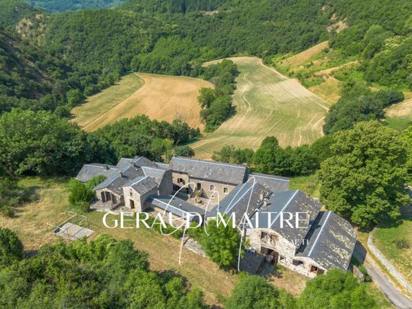 Hameau de 17 maisons sur un terrain de 35 Ha avec source et rivière