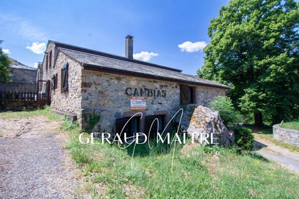 Hameau de 17 maisons sur un terrain de 35 Ha avec source et rivière