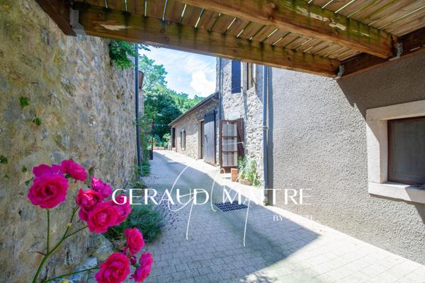 Hameau de 17 maisons sur un terrain de 35 Ha avec source et rivière