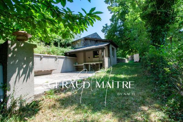Hameau de 17 maisons sur un terrain de 35 Ha avec source et rivière