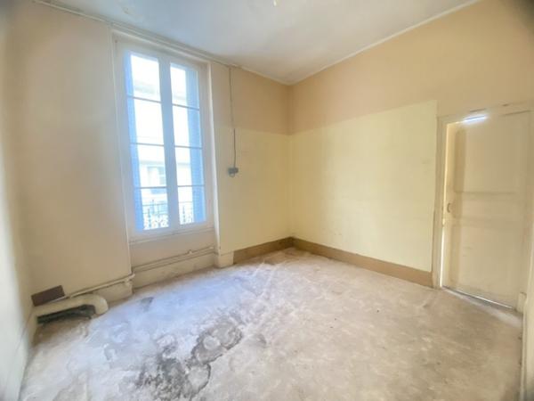 03200 VICHY –IMMEUBLE DE RAPPORT MIXTE AVEC 2 APPARTEMENTS + LOCAL COMMERCIAL -COEUR DE VILLE