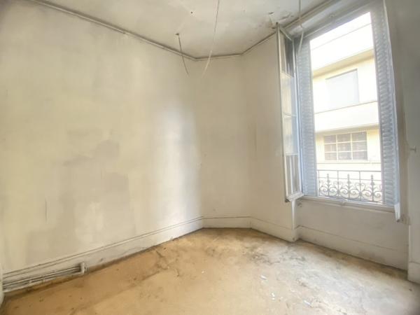 03200 VICHY –IMMEUBLE DE RAPPORT MIXTE AVEC 2 APPARTEMENTS + LOCAL COMMERCIAL -COEUR DE VILLE