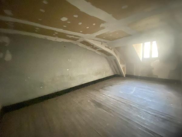 03200 VICHY –IMMEUBLE DE RAPPORT MIXTE AVEC 2 APPARTEMENTS + LOCAL COMMERCIAL -COEUR DE VILLE