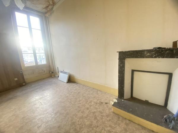 03200 VICHY –IMMEUBLE DE RAPPORT MIXTE AVEC 2 APPARTEMENTS + LOCAL COMMERCIAL -COEUR DE VILLE