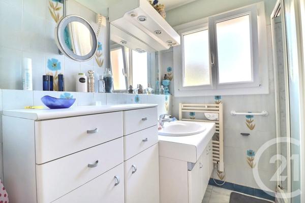 Appartement T3 à vendre  3 pièces - 64,50 m 2   FREJUS  - 83