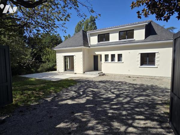 Maison entièrement rénovée en centre ville, 128 m² hab., 4 chambres, terrain de 1000m² env.