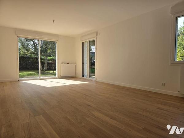 Maison entièrement rénovée en centre ville, 128 m² hab., 4 chambres, terrain de 1000m² env.