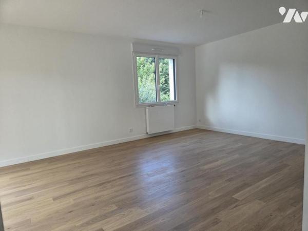 Maison entièrement rénovée en centre ville, 128 m² hab., 4 chambres, terrain de 1000m² env.