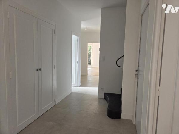 Maison entièrement rénovée en centre ville, 128 m² hab., 4 chambres, terrain de 1000m² env.