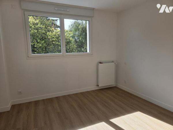 Maison entièrement rénovée en centre ville, 128 m² hab., 4 chambres, terrain de 1000m² env.