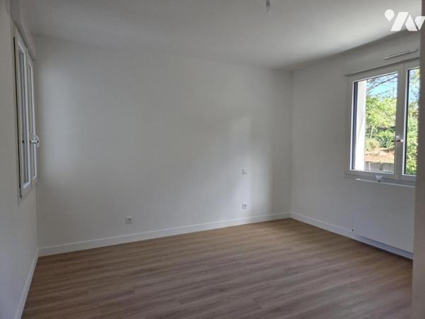 Maison entièrement rénovée en centre ville, 128 m² hab., 4 chambres, terrain de 1000m² env.