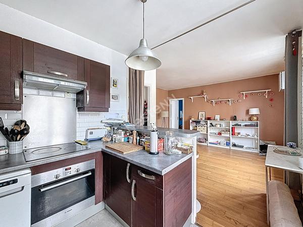 MONTREUIL, AU PIED DU METRO, DERNIER ETAGE, BEAU 2 PIECES DE 45M² AVEC NOMBREUX RANGEMENTS