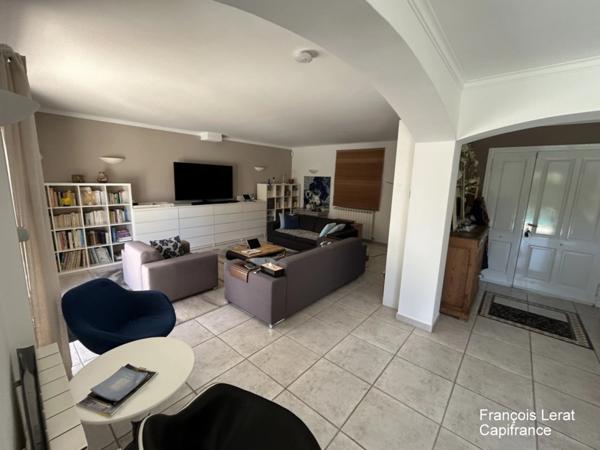 Maison de ville provençale à vendre 5 pièces DRAGUIGNAN (83) avec piscine et jardin arboré- 127,61 m2 loi Carrez - 470 000 € honnoraires d'agence inclus