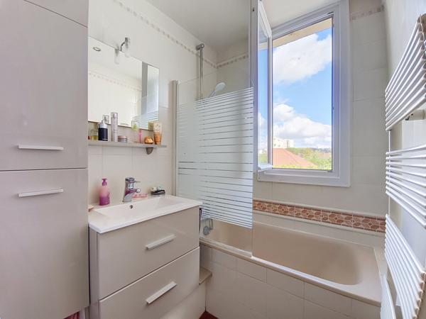 Maison
         4 pièces
        - 70 m² Exclusivité 285 000 € *