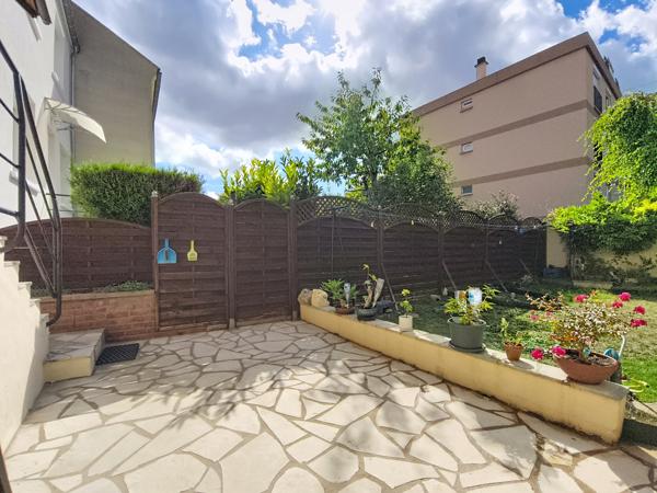 Maison
         4 pièces
        - 70 m² Exclusivité 285 000 € *