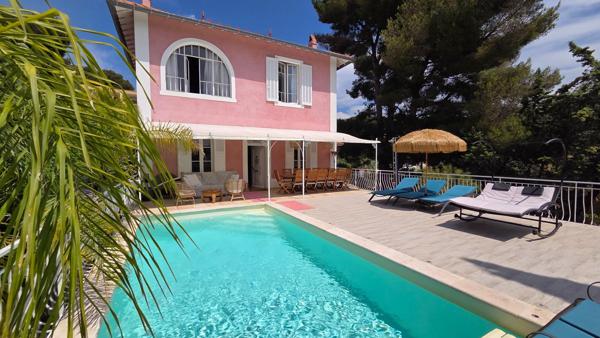 Maison de maître de 246 m² sur 608 m² de terrain, centre ville de Sanary
