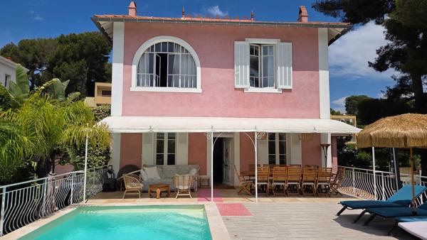 Maison de maître de 246 m² sur 608 m² de terrain, centre ville de Sanary