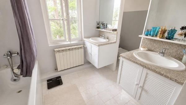 Maison de maître de 246 m² sur 608 m² de terrain, centre ville de Sanary