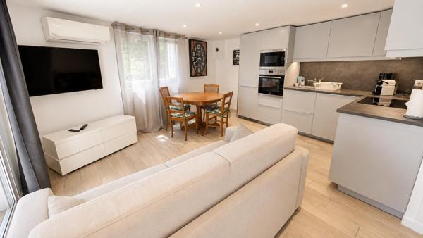 Maison de maître de 246 m² sur 608 m² de terrain, centre ville de Sanary