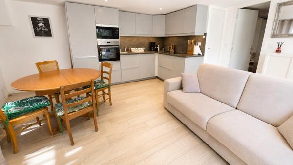 Maison de maître de 246 m² sur 608 m² de terrain, centre ville de Sanary
