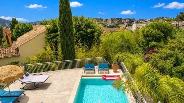 Maison de maître de 246 m² sur 608 m² de terrain, centre ville de Sanary