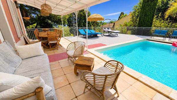 Maison de maître de 246 m² sur 608 m² de terrain, centre ville de Sanary