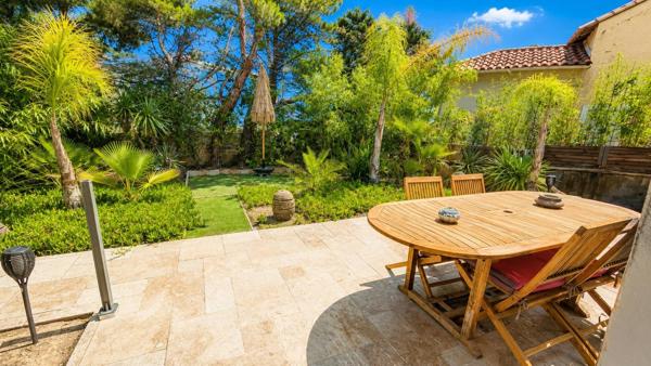 Maison de maître de 246 m² sur 608 m² de terrain, centre ville de Sanary