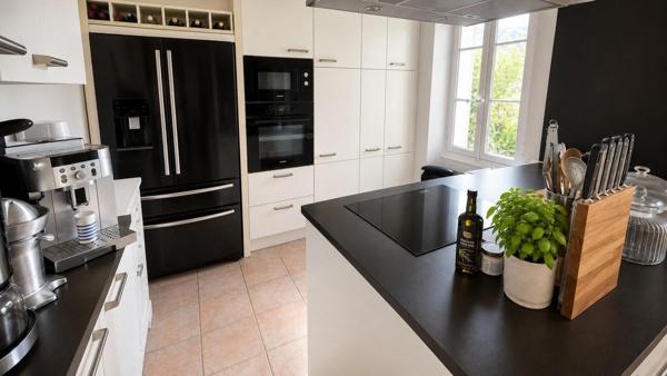 Maison de maître de 246 m² sur 608 m² de terrain, centre ville de Sanary