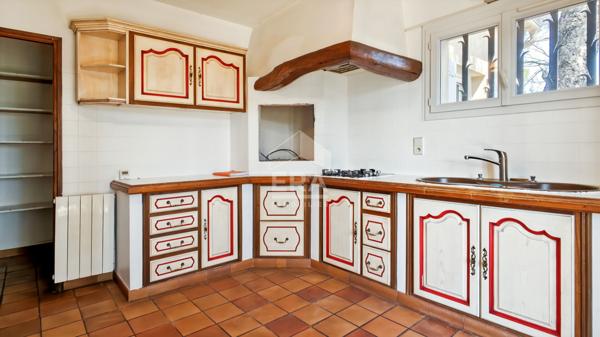 CHATEAURENARD - Maison traditionnelle avec grand garage
